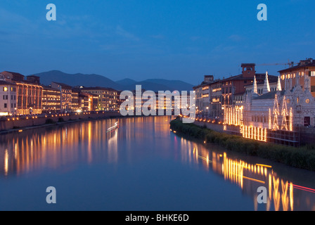 Vue de l'Arno, dans la nuit de l'Luminara di San Ranieri, Pise, Italie Banque D'Images