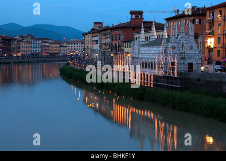 Vue de l'Arno, dans la nuit de l'Luminara di San Ranieri, Pise, Italie Banque D'Images