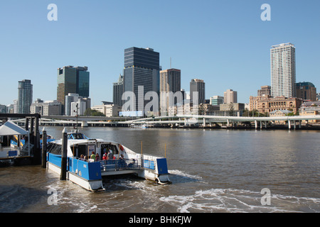 Centre-ville de Brisbane et City Cat Ferry sur la Rivière de Brisbane, Queensland, Australie sur une journée ensoleillée Banque D'Images