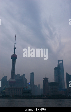 Le district de Pudong de l'autre côté de la rivière Huangpu à Shanghai, Chine, Asie Banque D'Images