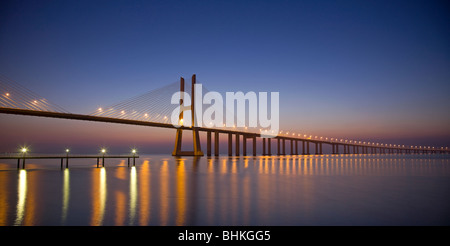 Portugal Lisbonne Le Vasco Da Dama Cable-Stayed Bridge allumé à l'aube Banque D'Images