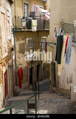 Portugal Lisbonne rue étroite dans le quartier d'Alfama Banque D'Images