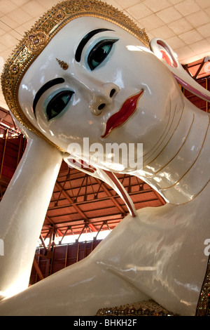 Bouddha couché Chaukhtatgyi à Yangon la capitale du Myanmar (Birmanie). Banque D'Images
