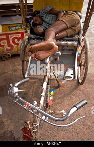 Cycle indien rickshaw wala pris à Puri, en Inde. Banque D'Images