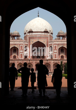 L'Haryana India New Delhi la silhouette du visiteur sous le portail d'entrée de Tombe de Humayun Banque D'Images