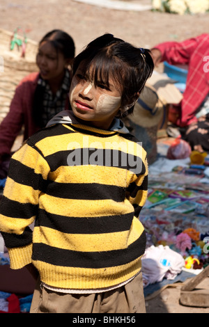 Jeune fille birman traditionnel Thanaka avec la crème pour le visage. Banque D'Images