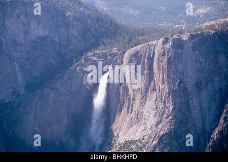 Vue rapprochée de la partie supérieure des chutes de Yosemite, Californie Banque D'Images