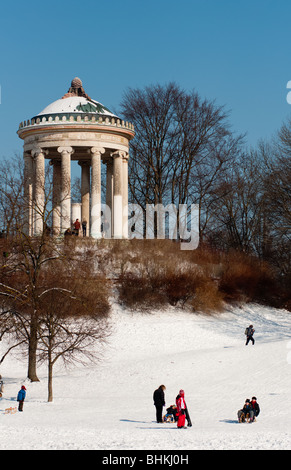 La luge dans le jardin anglais, Munich, Allemagne. Banque D'Images