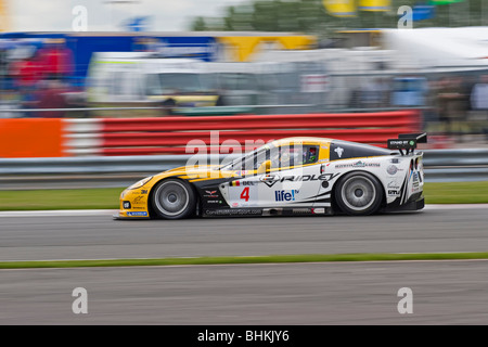 Chevrolet Corvette Z06 passe dans le virage à Copse à vitesse pendant la course du Championnat FIA GT. Banque D'Images