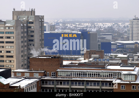 Centre-ville de Coventry y compris magasin Ikea en hiver avec de la neige à partir de la vieille tour de la Cathédrale, England, UK Banque D'Images