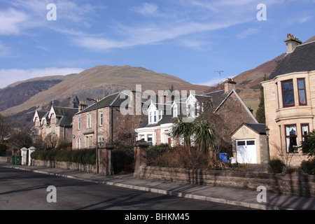 Scène de rue tillicoultry avec monts Ochil clackmannanshire ecosse février 2010 Banque D'Images