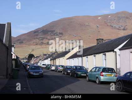 Scène de rue tillicoultry avec monts Ochil clackmannanshire ecosse février 2010 Banque D'Images