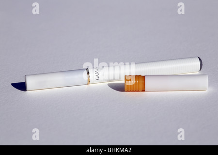 Gamucci cigarette électronique et filtre Banque D'Images