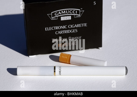 Gamucci cigarette électronique et filtre Banque D'Images