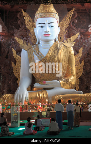 Le Myanmar, Birmanie, Yangon, Rangoon, Ngahtatgyi Pagode, statue du Bouddha géant. Banque D'Images
