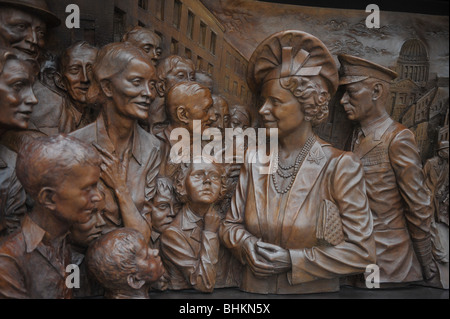 La SM la Reine Mère bronze memorial, panneau de secours situé sur le Mall, Londres. Banque D'Images