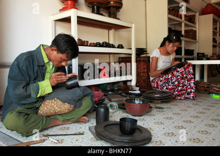 Le Myanmar, Birmanie, Bagan, Myinkaba, atelier de laques Banque D'Images