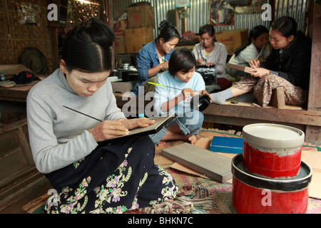 Le Myanmar, Birmanie, Bagan, Myinkaba, atelier de laques Banque D'Images