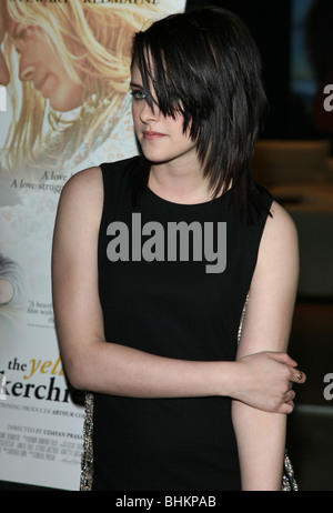 KRISTEN STEWART LE MOUCHOIR JAUNE PREMIERE LOS ANGELES WEST HOLLYWOOD Los Angeles CA USA 18 Février 2010 Banque D'Images