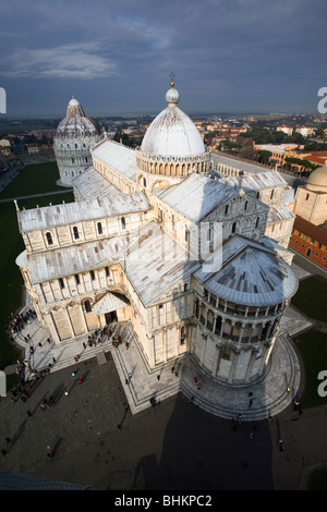 Cathédrale et du baptistère de la Piazza dei Miracoli vu de la tour de Pise, Pise, Italie Banque D'Images