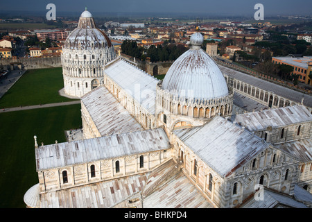 Cathédrale et du baptistère de la Piazza dei Miracoli vu de la tour de Pise, Pise, Italie Banque D'Images