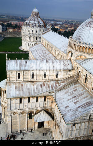 Cathédrale et du baptistère de la Piazza dei Miracoli vu de la tour de Pise, Pise, Italie Banque D'Images