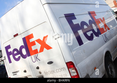 Un camion de livraison de FedEx au Royaume-Uni. Banque D'Images