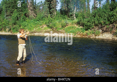 Pêche à instuctor Siméon Hay jouer a la grosse truite arc-en-ciel pris à la volée sur la Talachulitna River en Alaska Banque D'Images