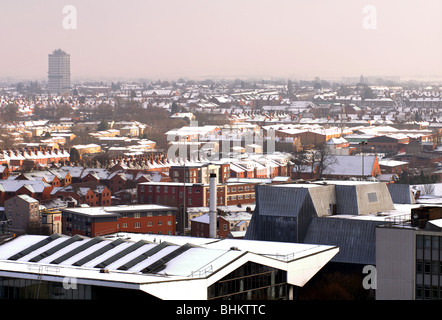 Vue vers la banlieue de Coventry avec de la neige à partir de la vieille tour de la Cathédrale, England, UK Banque D'Images