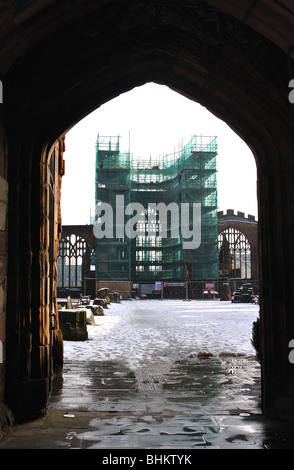 Travaux de restauration de l'ancienne cathédrale en hiver avec la neige, Coventry, Angleterre, RU Banque D'Images