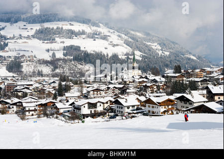 Skieurs sur les pentes au-dessus du centre de Kirchberg, près de Kitzbühel, Tyrol, Autriche Banque D'Images