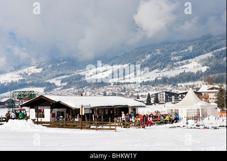 Faites glisser ascenseur et bar en bas des pistes, Kirchberg, près de Kitzbühel, Tyrol, Autriche Banque D'Images