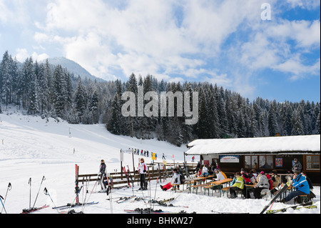 Faites glisser ascenseur et bar en bas des pistes, Kirchberg, près de Kitzbühel, Tyrol, Autriche Banque D'Images