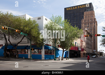 Coin de rue et la Wells Fargo building centre-ville d'El Paso au Texas USA Banque D'Images