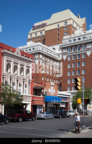 L'homme à hat standing sur coin de rue avec des magasins et l'hôtel El Paso Texas USA Banque D'Images