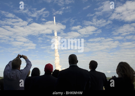 Les clients du Centre spatial Kennedy de la NASA Voir le lancement de la navette spatiale Atlantis au Cap Canaveral, Floride, le lundi 16 novembre 2009 Banque D'Images