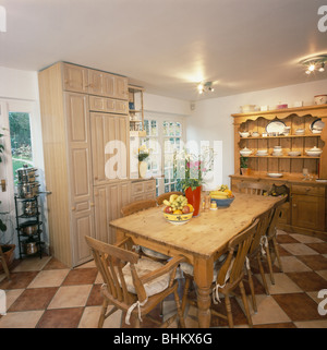 Old pine table et chaises en pays cuisine avec crème +marron à damiers et parquet en bois clair grande unité équipé Banque D'Images