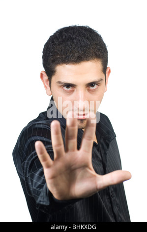 Jeune adolescent montrant une main comme un geste d'arrêt sur un fond blanc. Banque D'Images