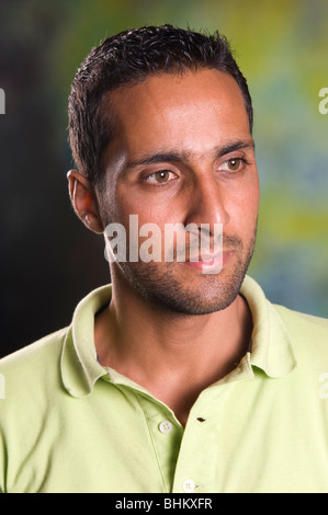 Pensive young man looking away Banque D'Images