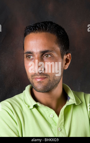 Head and shoulders portrait d'un jeune homme Arabe en pensées profondes Banque D'Images