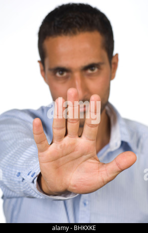 Homme montrant un geste d'arrêt avec sa main sur un fond blanc. Banque D'Images