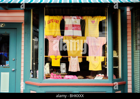 T Shirts dans la vitrine d'un magasin, Cape May, NJ, USA Banque D'Images