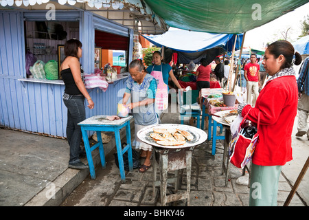 La famille de trottoir stand taco avec grand-mère faire la cuisine dans le marché Ocotlan Mexique Oaxaca Banque D'Images