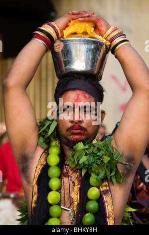 Pèlerins à thaipusam Malaisie 2010 étant possédée ,Thaipusam est une fête hindoue célébrée principalement par la communauté tamoule. Banque D'Images