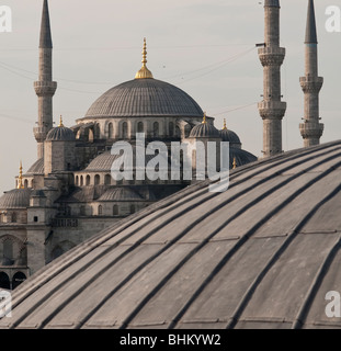 La mosquée bleue, Istanbul vu d'une fenêtre dans la mosquée Sainte-Sophie Banque D'Images