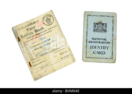 Une guerre mondiale deux rations anglais livre et carte d'identité nationale d'inscription sur un fond blanc. Banque D'Images