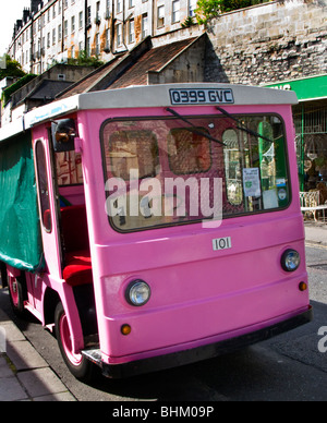 Une batterie électrique recyclé rose flottent dans le lait Walcot Street, Bath Banque D'Images