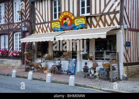 Beuvron-en-Auge, en Normandie, France. Pittoresque, épicerie à colombages dans la rue principale. Banque D'Images