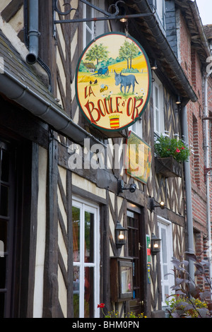 Beuvron-en-Auge, en Normandie, France. Enseigne à l'extérieur à colombages typique inn. Banque D'Images