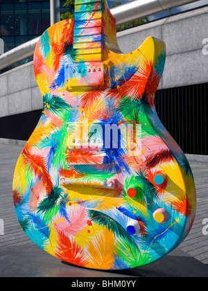 London, Greater London, Angleterre. Réplique colorée de la guitare sur l'affichage sur la rive sud près de Tower Bridge. Banque D'Images